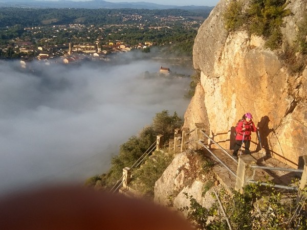 186. De Piera a Montserrat seguint el GR-172 per Collbató, el Camí de les Feixades i la cova Freda i del&nbsp;Salnitre